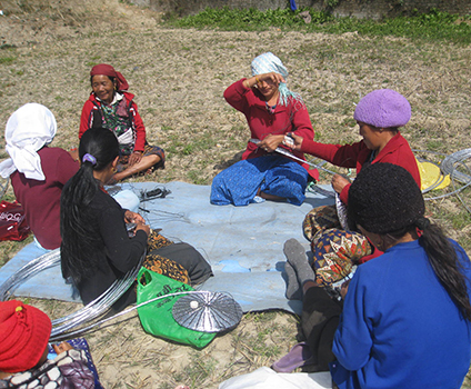 7- les femmes cousent les assises