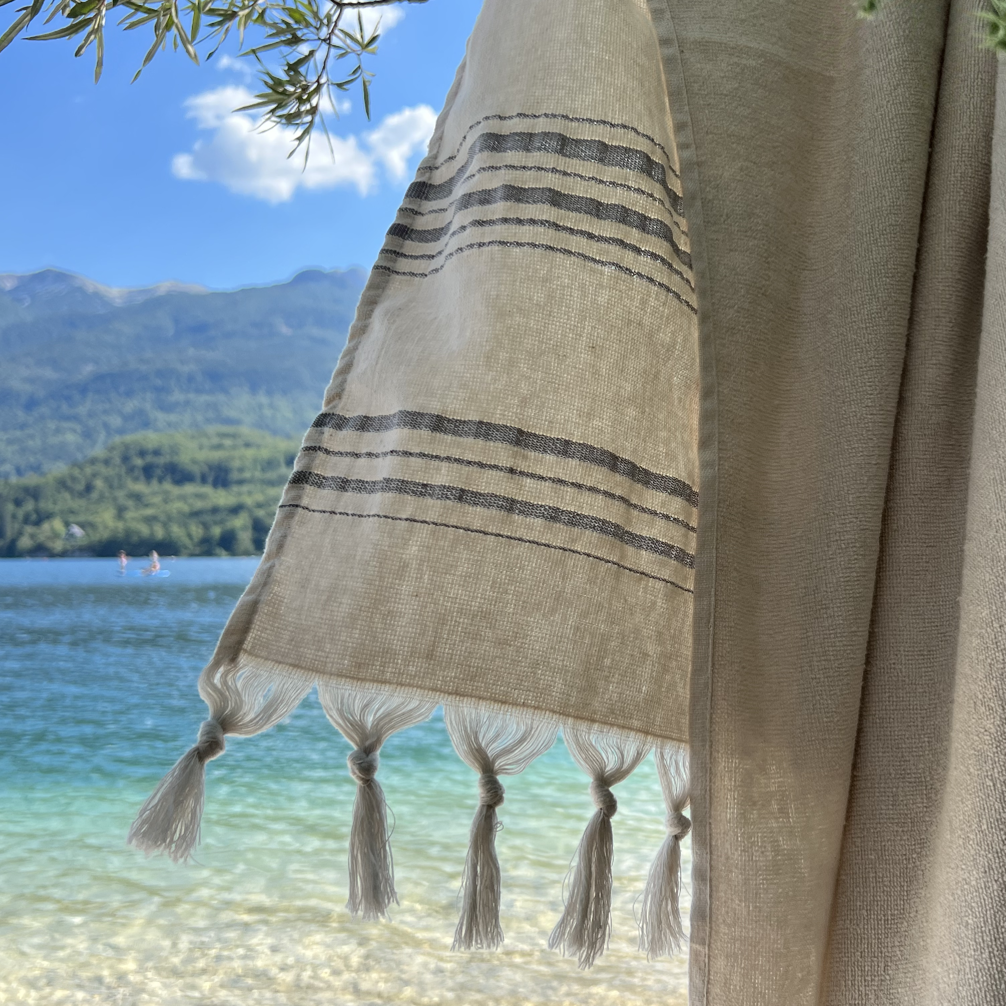 Serviette de plage en pur coton, fouta avec des franges nouées de  dimensions 100 x 200 cm