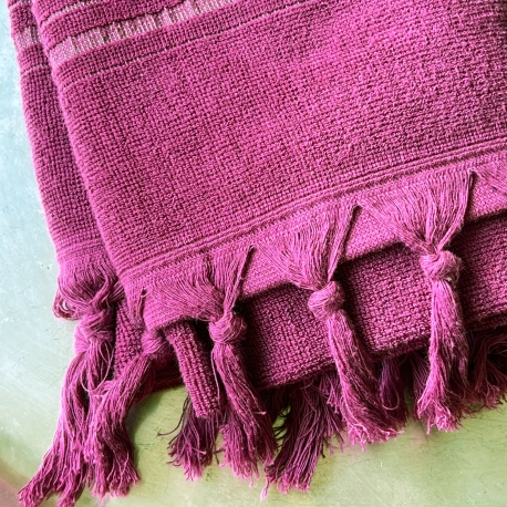 Fouta en coton biologique coloris AMETHYST, tissée avec une face éponge, franges nouées à la main