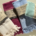 Fouta en coton biologique coloris AMETHYST, tissée avec une face éponge, franges nouées à la main