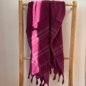 Fouta en coton biologique coloris AMETHYST, tissée avec une face éponge, franges nouées à la main