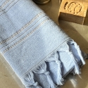 Fouta en coton biologique coloris AZURINE, tissée avec une face éponge, franges nouées à la main