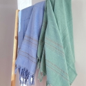 Fouta en coton biologique coloris AZURINE, tissée avec une face éponge, franges nouées à la main