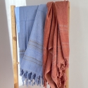 Fouta en coton biologique coloris AZURINE, tissée avec une face éponge, franges nouées à la main