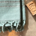 Fouta en coton biologique coloris JADE, tissée avec une face éponge, franges nouées à la main