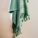 Fouta en coton biologique coloris JADE, tissée avec une face éponge, franges nouées à la main