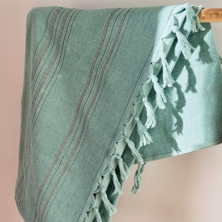 Fouta en coton biologique coloris JADE, tissée avec une face éponge, franges nouées à la main