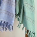 Fouta en coton biologique coloris JADE, tissée avec une face éponge, franges nouées à la main