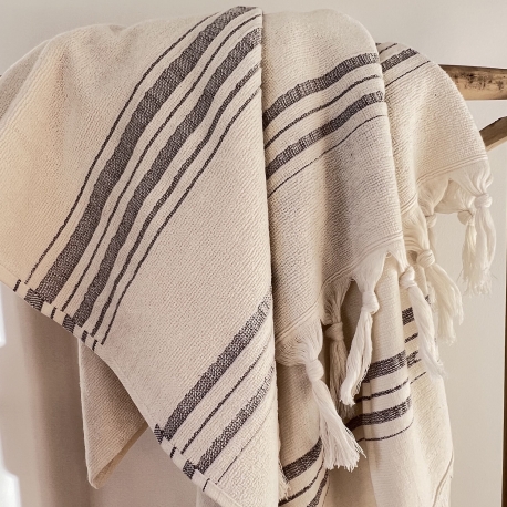 Fouta en coton biologique coloris MOONSTONE, tissée avec une face éponge, franges nouées à la main