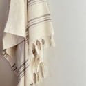 Fouta en coton biologique coloris MOONSTONE, tissée avec une face éponge, franges nouées à la main