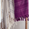 Fouta en coton biologique coloris MOONSTONE, tissée avec une face éponge, franges nouées à la main