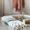 Fouta en coton biologique coloris MOONSTONE, tissée avec une face éponge, franges nouées à la main