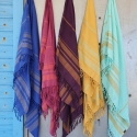 Fouta en coton biologique coloris VIOLET. Tissage à plat et tissage nid d'abeille alternant rayures bicolores