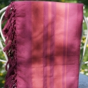 Fouta en coton biologique coloris FUSHIA. Tissage à plat et tissage nid d'abeille alternant rayures bicolores