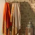 Fouta en coton biologique coloris Mandarine. Tissage jacquard nid d'abeilles 