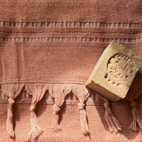 Fouta en coton biologique coloris AMBRE, tissée avec une face éponge, franges nouées à la main